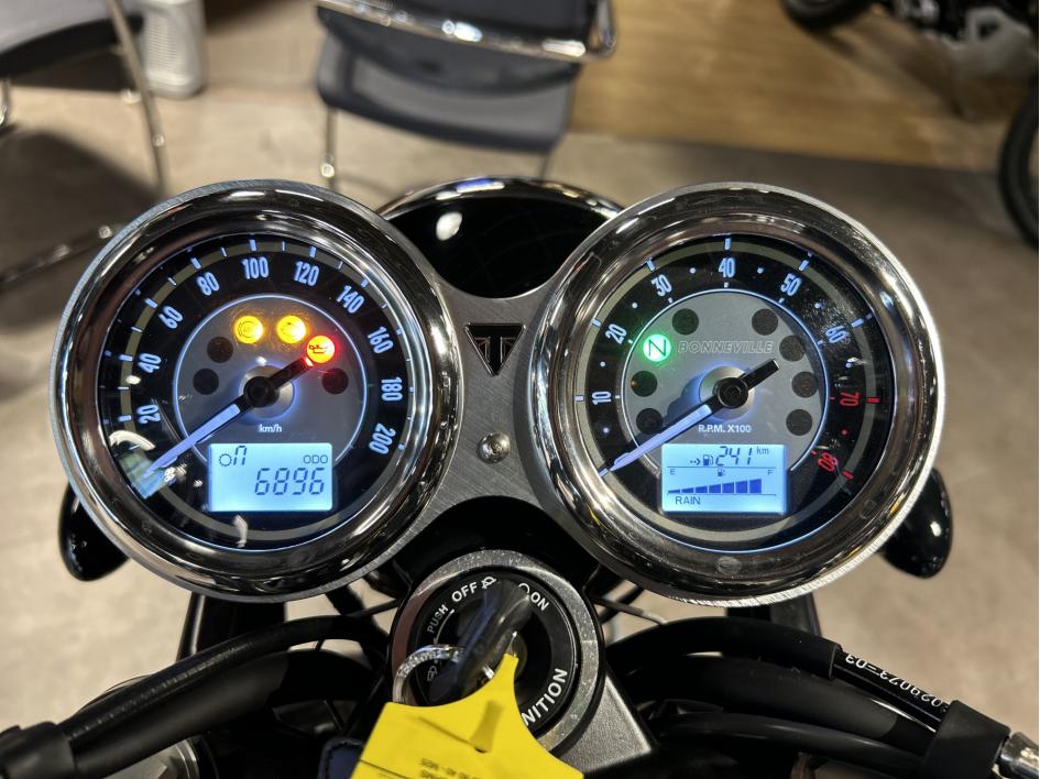 TRIUMPH BONNEVILLE T120 CLASSIC 1ERE MAIN