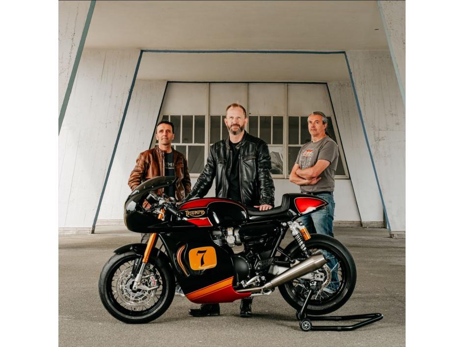 THRUXTON RS 