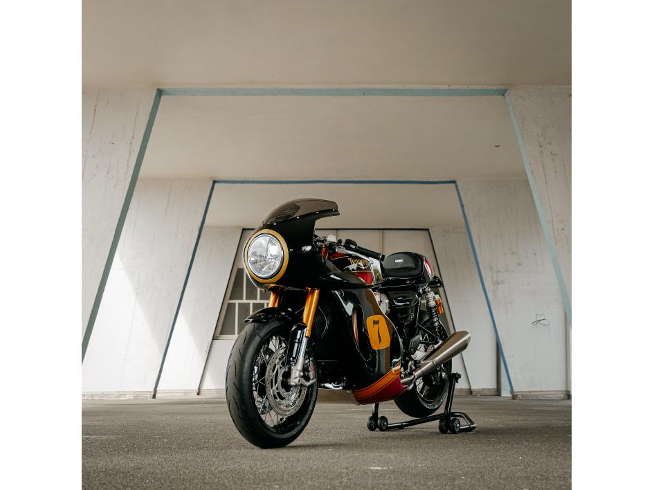 THRUXTON RS 