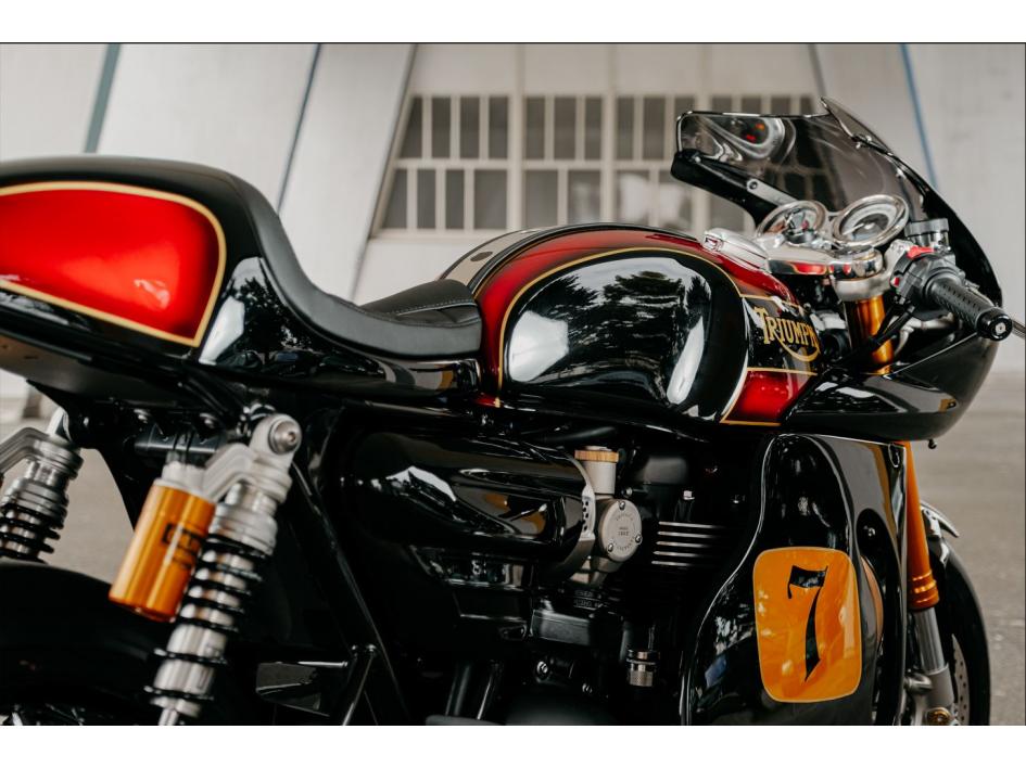 THRUXTON RS 